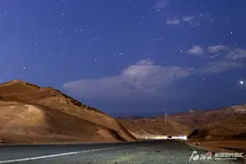 乌鲁木齐市民石人子沟静候英仙座流星雨图片