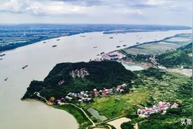 安徽省池州市有一个县，境内有大块的平原，县城却建在山谷中图片
