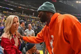 NBA最美女老板身价38亿，58岁仍单身，与大16岁老帅热恋17年分手图片