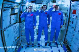3名航天员在天和核心舱向全国人民敬礼图片