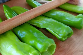 全网“最火”的青椒做法，饭店卖48元，在家做不超10元，太解馋了图片