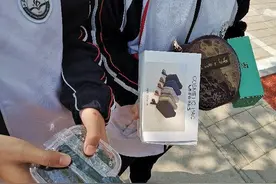 德州二中：校门口送“18岁生日礼”　闺蜜俩“友谊长存”图片
