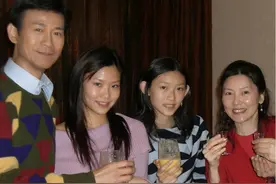 郑欣宜与同父异母妹妹贴脸合影，郑少秋这两个女儿长得挺像的图片
