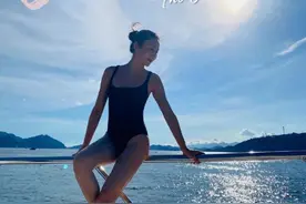 真冻龄女神！50岁黎姿豪华游艇穿泳装秀身材，纤腰长腿无年龄感图片