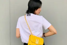 她是火箭少女第二任队长，今穿小熊T恤配黄色包包，帅气亮眼图片