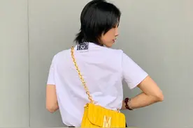 她是火箭少女第二任队长，今穿小熊T恤配黄色包包，帅气亮眼图片