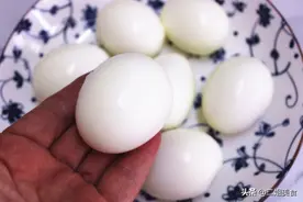 煮鸡蛋，别再用凉水激！多做这2步，蛋壳轻轻一敲就剥开了图片