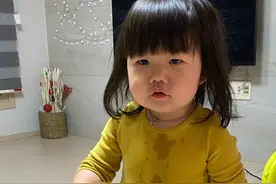 吃货从娃娃抓起，这位“小胖子”太治愈了，比起穿搭更让我喜欢图片