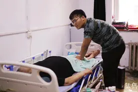 18岁河南少年照顾瘫痪父亲13年，如今带着父亲上大学图片