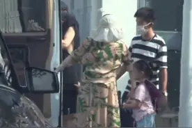 谢娜二胎后与张杰秀恩爱！身材臃肿抱娃显吃力，一家四口场面温馨图片
