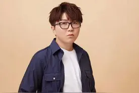 唱哭半个朋友圈的毛不易，弹唱《一荤一素》，回忆去世的母亲图片