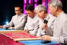 河南兄弟鉴宝被下套，被专家17万骗走乾隆真迹，转身就卖了8736万图片