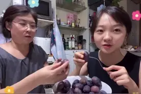 21岁林妙可变这样，穿无袖衫与妈妈同框，气质甜美但身高有点矮图片