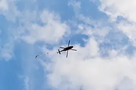电力硬汉高空“极限挑战”世界首次山地特高压线路直升机带电作业在渝完成图片