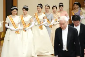 日本皇室女性不穿和服，戴王冠穿洋装，为什么手里又拿一把纸折扇图片