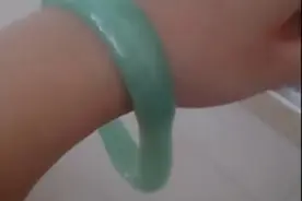 洗了个热水澡，8万买的翡翠手镯竟然热到变形了图片