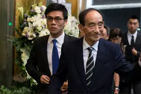 富商邓成波离世尚未下葬，家族已频频抛售资产，半个月套现逾9亿图片