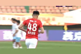 中国足球再现罕见一幕！广州队奇葩换人：首发门将换新球衣踢中锋图片