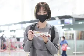 海陆一身妹妹气质，学生短发配男友风T恤，娇小曲线真惹人心疼图片