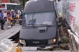 南昌：货车开上人行道，压塌路面掉坑里图片