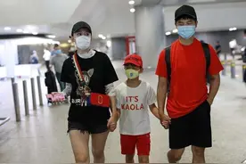 田亮携妻儿走机场，三人穿不同色T恤朝气蓬勃，叶一茜发福腿变粗图片