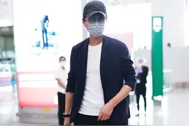 靳东打造经典造型，西装+白T一样很时髦，这样穿尽显型男气质图片