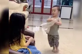 弟弟“伺候”姐姐走红，姐姐刚洗完澡就递毛巾，网友：最卑微二胎图片