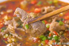 “水煮牛肉”滑嫩有秘诀，大厨都这样做，香辣爽滑，比火锅还过瘾图片