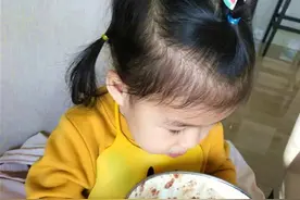 章子怡将宝贝女儿醒醒送姥姥家住几天，“小公主”秒变“村花”图片