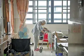 “攒钱，去养老院，不拖累孩子”，最后老人哭诉我要回家令人心碎图片