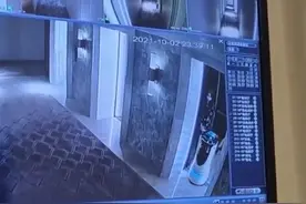 四川一酒店机器人欲进电梯，被男子一脚踹翻，酒店：因过节未索赔图片