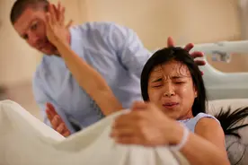 分娩痛苦的不只宝妈，还有产道里的宝宝，孕妇生产前努力，娃有福图片
