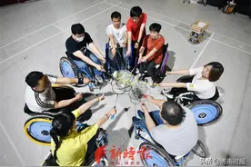 羽毛球、飞镖、开车、时装秀……轮椅上的人生同样精彩图片