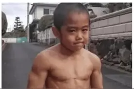 还记得那个发誓成为李小龙，练就一身腹肌的男孩吗？如今身高亮了图片