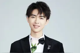 今日份背书包的小可爱！张逸杰现身机场，装扮清凉造型清爽帅气图片