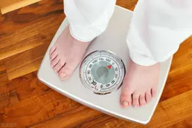 男性身高170~180，体重多少斤算正常？简单自测法，看你达标了没图片