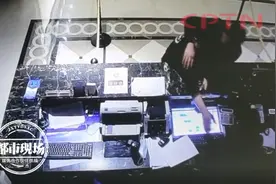 凌晨一酒店女前台，遭醉酒男客人猥亵！她被强迫搂抱亲吻图片