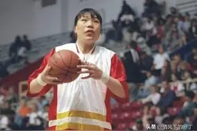 女篮中锋郑海霞：大校军衔月薪过万，54岁双腿弯曲，还独自工作图片