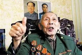 炊事班长送饭上阵地，不见一个战友活着，猪肉炖粉条洒向阵地图片