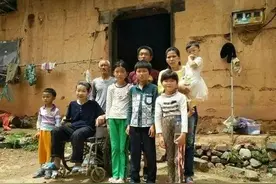 人大学霸嫁给穷庄稼汉生5个孩子，靠低保生活，网友：书白读了？图片