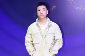 说唱歌手杨和苏，脚踩耐克身穿阿迪商演，冠军就这？图片