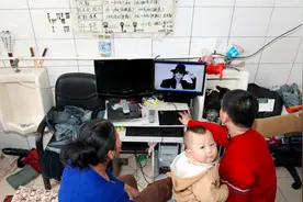 民工夫妇在公厕里安家生子，恩爱生活引争议：不考虑孩子感受图片