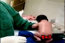 “暴躁新生儿”火了，抓着医生不松手，你给我剪的脐带吗？图片