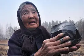 大爷放羊捡到“打火石”，被人低价收购，专家看后：这是蓝宝石图片