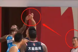 2名裁判引巨大争议！赵睿要犯规被吹T，回场要再三考虑才响哨？图片