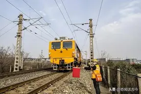 铁路工人晒出工资条，看看现今的铁路一线职工能拿多少钱？图片