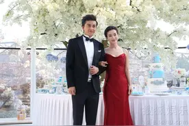 “尔康”和“小燕子”喜结良缘，儿子照片曝光，网友：等你长大图片