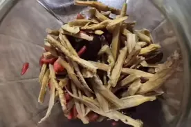 仪征一老人将中药渣煮水喂狗，结果出事了图片