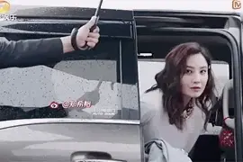 2006年，郑希怡在43万观众面前被扯掉裤子，曾志伟：有没有回放？图片