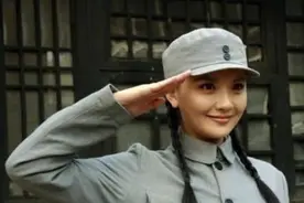 两位女兵给将军敬礼，将军却将其击毙，得知原因后众人拍手称赞图片